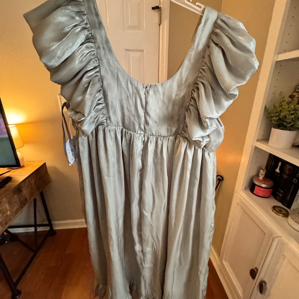 BRAND NEW! Shimmer dress with ruffle sleeves - Picture 3 of 7